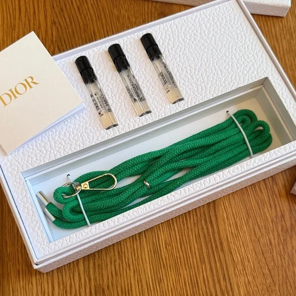 Dior Fan with lanyard and samples. - Picture 4 of 4